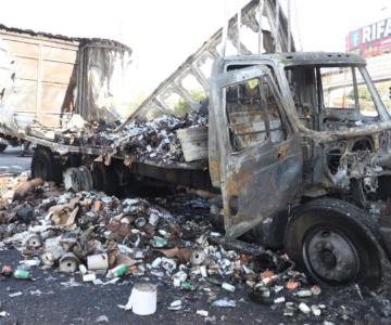 Camión cargado con medicamento arde en llamas al oriente de Hermosillo