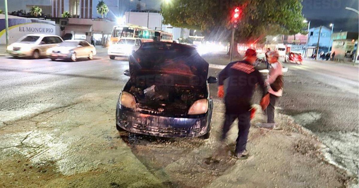 Automóvil se incendia con adulto mayor a bordo en colonia Centro