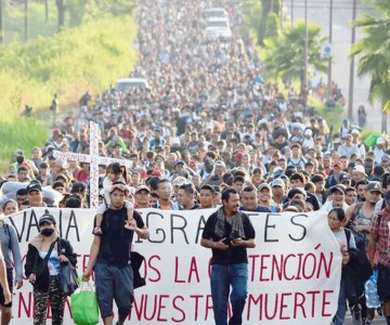 Migrantes presionan a gobiernos de EU y México con caravana