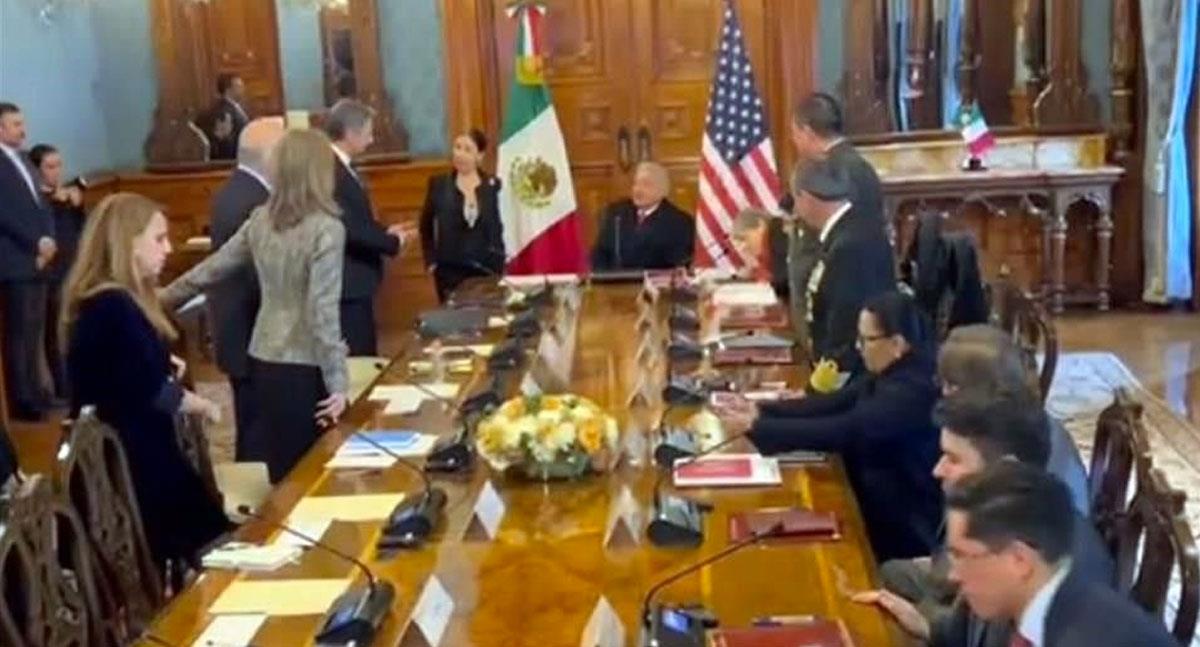 López Obrador presume trenes y aerolínea a Antony Blinken