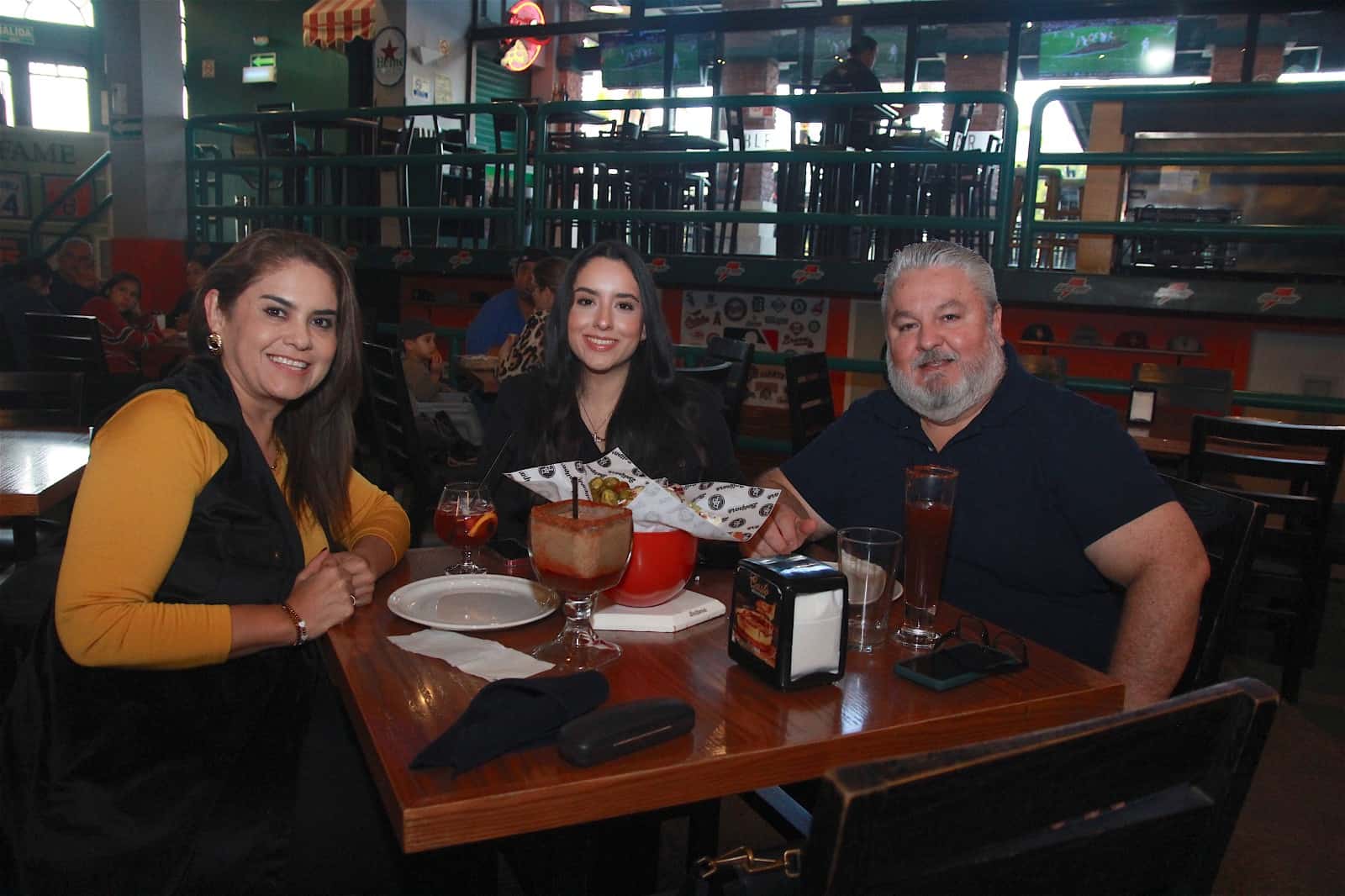 Disfrutan una estupenda cena en Ballpark