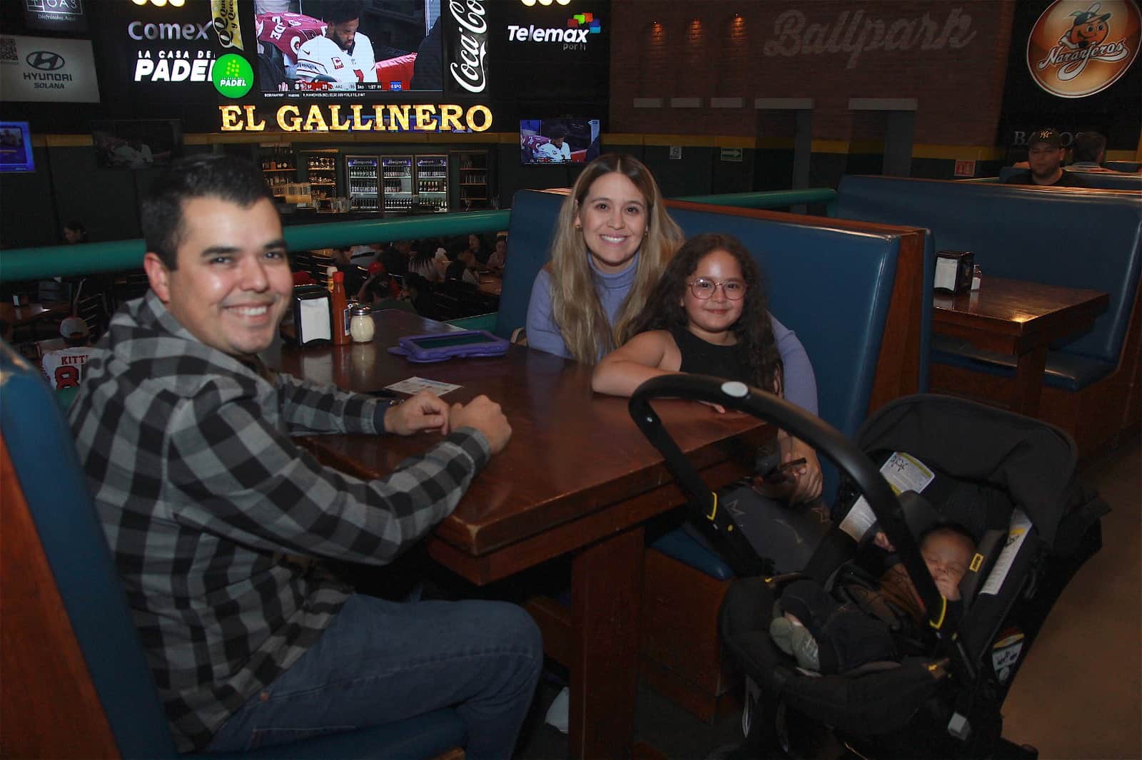 Disfrutan una estupenda cena en Ballpark