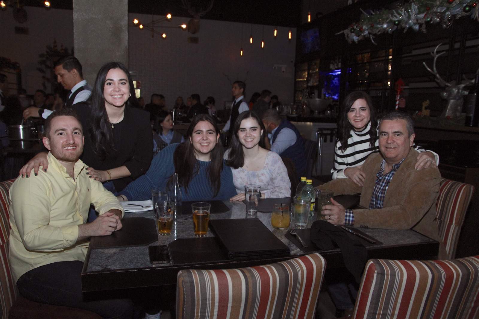 Amena reunión con amigos en Mochomos Fusión Sonorense