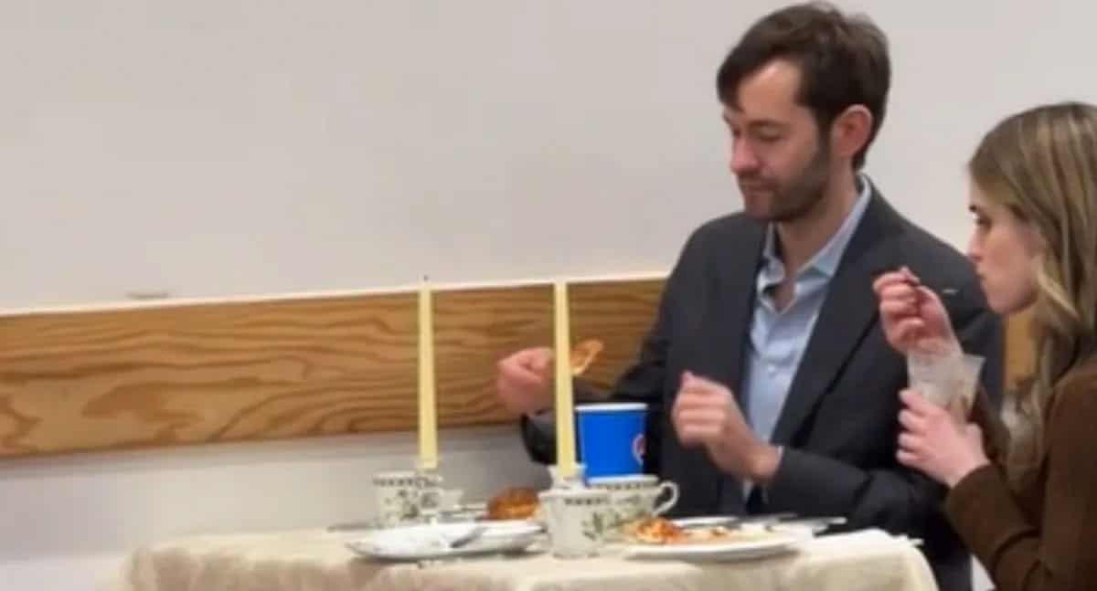 Captan a pareja disfrutando una cena romántica en un Costco