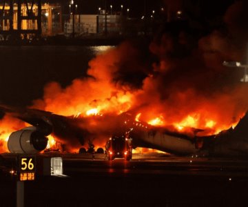 Dramático choque en aeropuerto de Tokio deja 5 personas sin vida