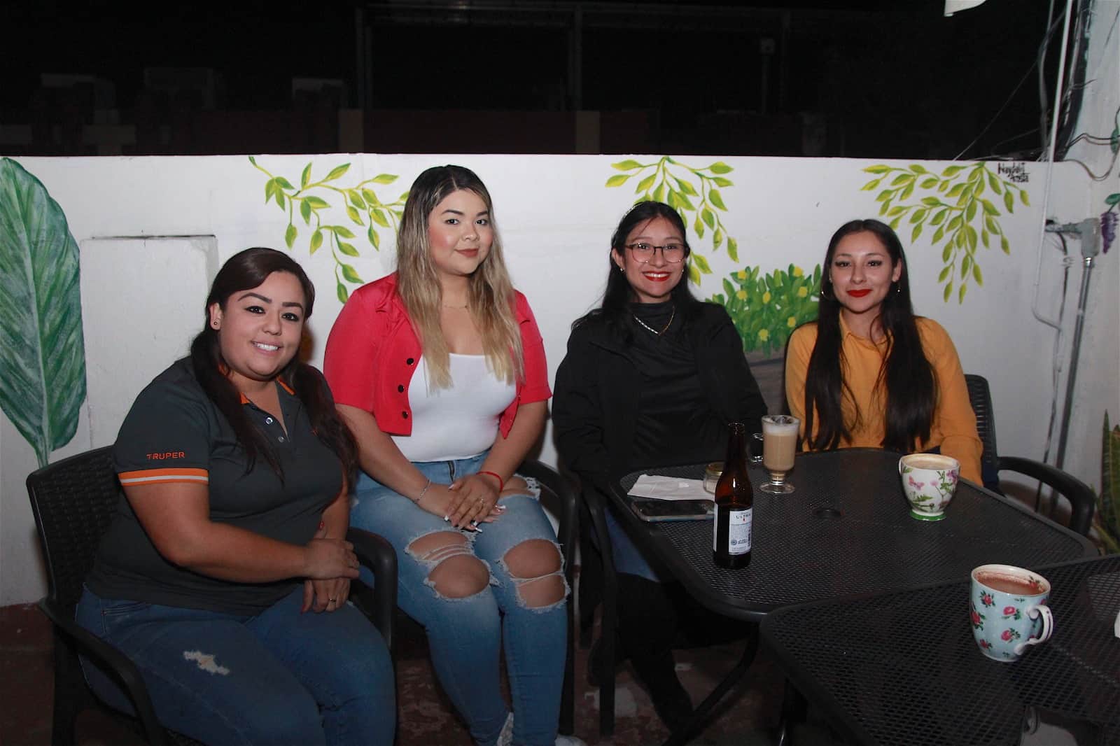 Amena tarde entre amigos en Casa Garmendia, Café y Churrería