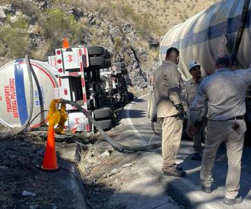 Vuelca tractocamión cargado con combustible en carretera Ímuris-Cananea