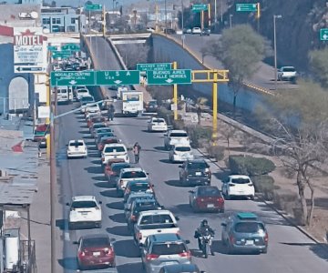 Más de 30 mil vehículos saturaron la garita de Nogales este fin de semana