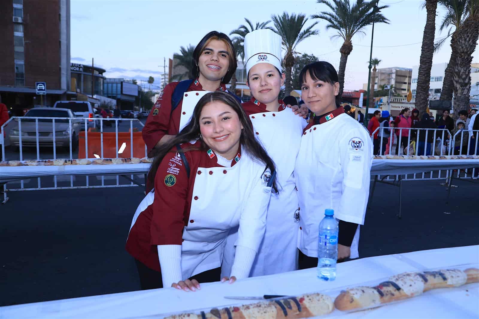 Parten mega rosca de Reyes, disfrutan tradicional celebración