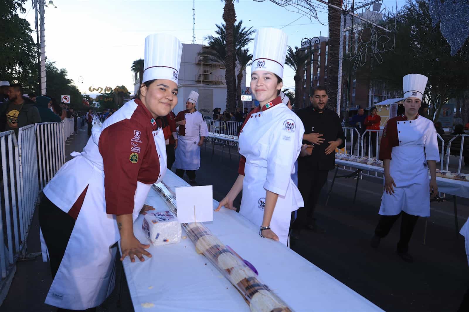 Parten mega rosca de Reyes, disfrutan tradicional celebración