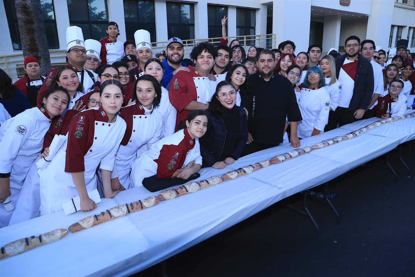 Parten mega rosca de Reyes, disfrutan tradicional celebración