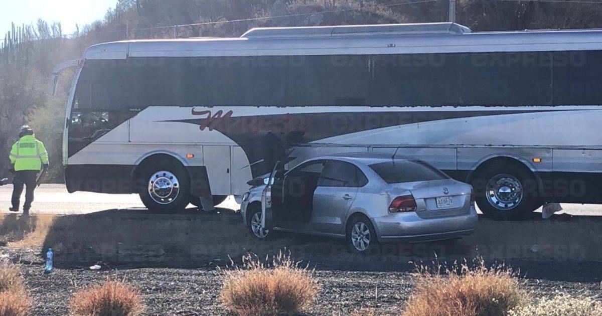 Camión y automóvil se impactan en carretera a Nogales