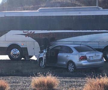 Camión y automóvil se impactan en carretera a Nogales