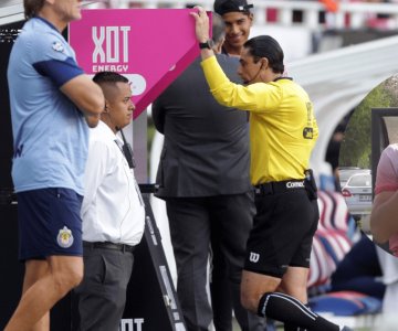 Árbitros de la Liga MX informarán decisión del VAR en el sonido del estadio