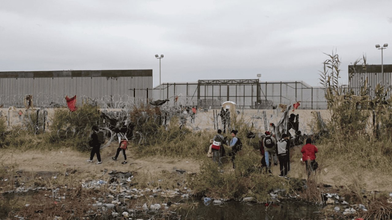 Gobierno de EU reporta reducción en cruces de migrantes desde México