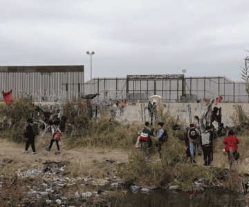 Gobierno de EU reporta reducción en cruces de migrantes desde México