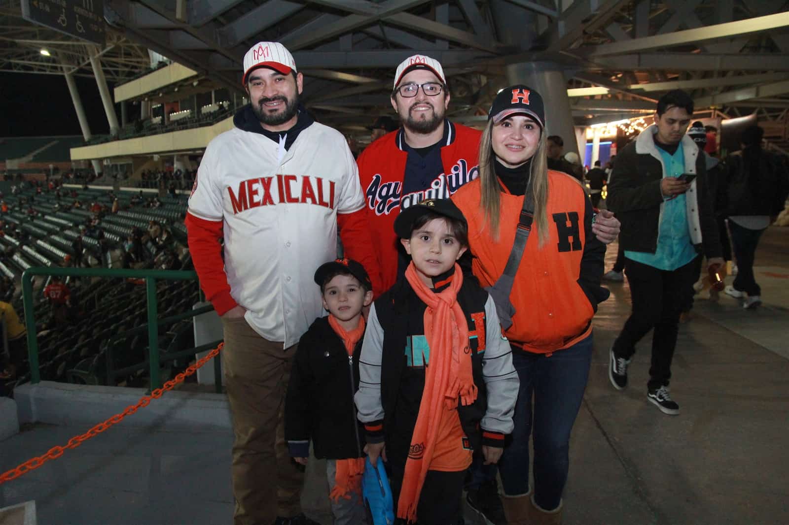 Disfrutan la fiesta beisbolera en el estadio Fernando Valenzuela