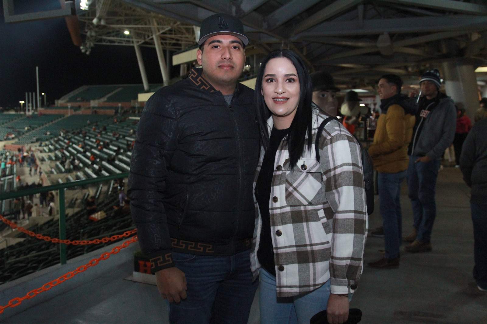 Disfrutan la fiesta beisbolera en el estadio Fernando Valenzuela