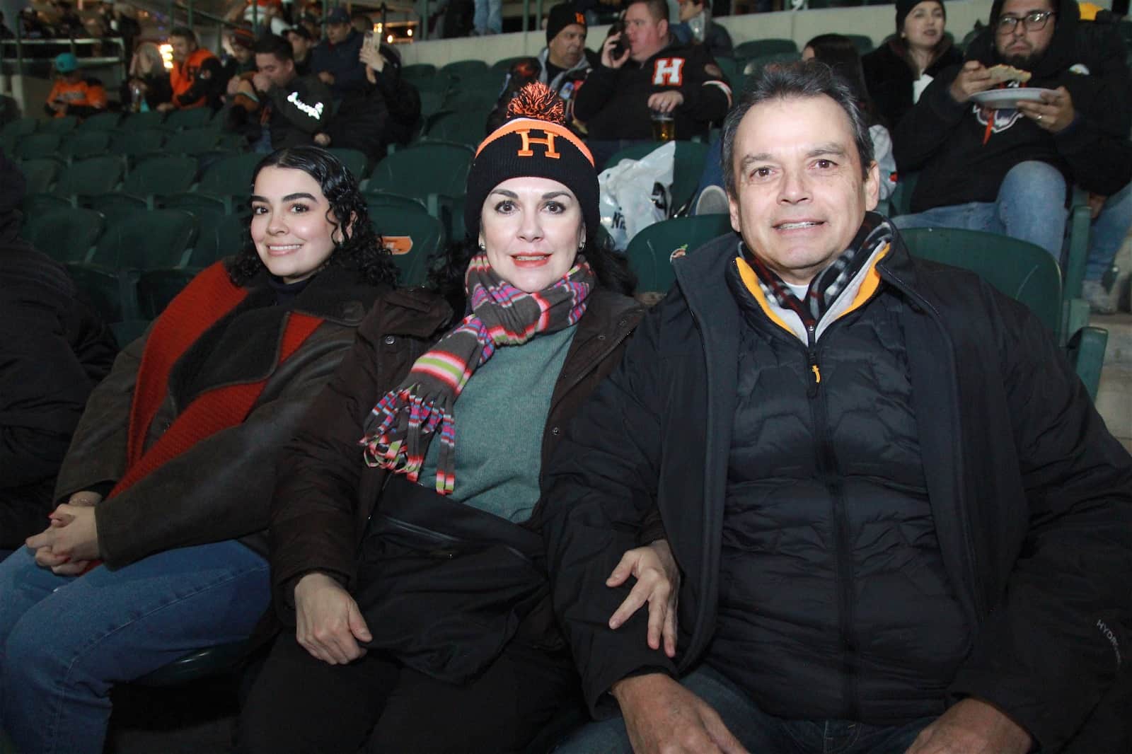 Disfrutan la fiesta beisbolera en el estadio Fernando Valenzuela