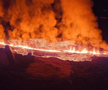 Nueva erupción volcánica en Islandia arrasa con casas a su paso