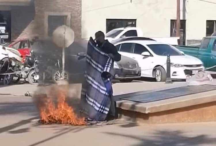 Jubilado se prende fuego frente al Palacio de Huatabampo por falta de pago