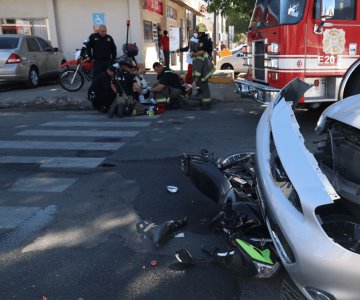 Motociclista resulta lesionado al ser embestido por un automóvil