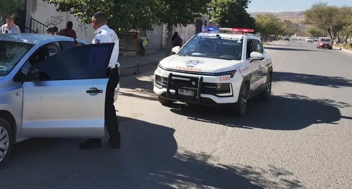 Rescatan a niño dormido dentro de un carro; madre olvida las llaves