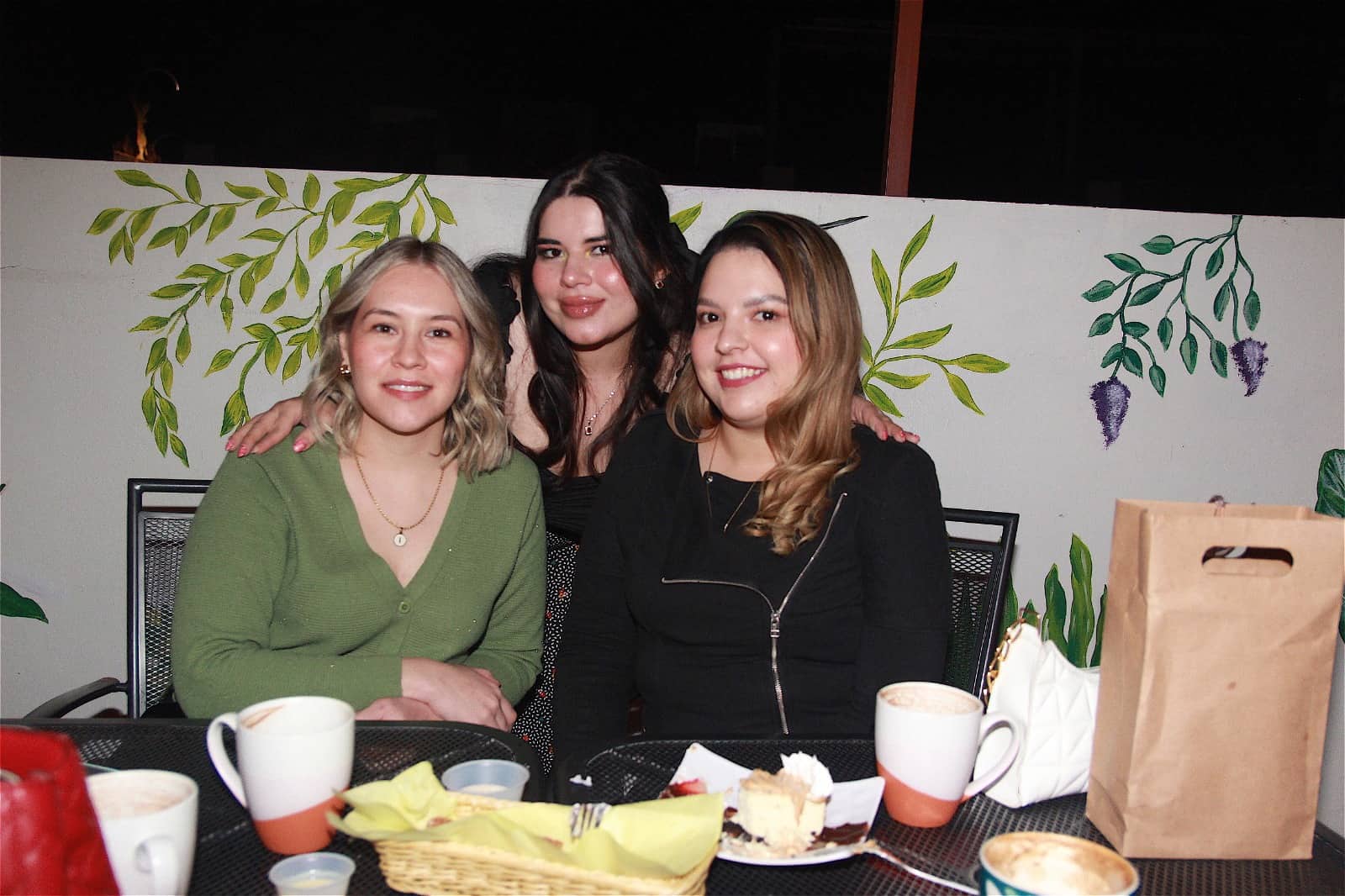 En Casa Garmendia, Café y Churrería hay una agradable plática con amigos