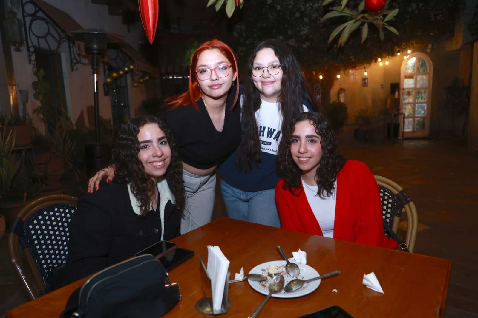 En Mona Café Magnífica reunión con amigos