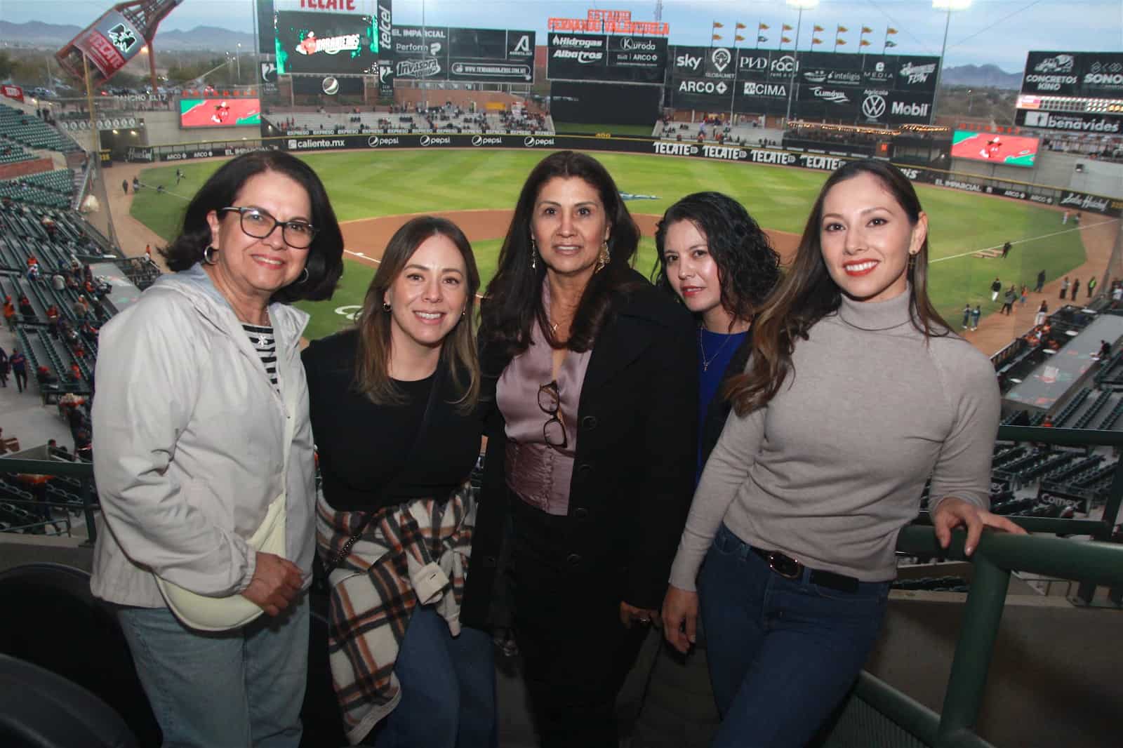 Divertida noche de beisbol en el estadio Fernando Valenzuela