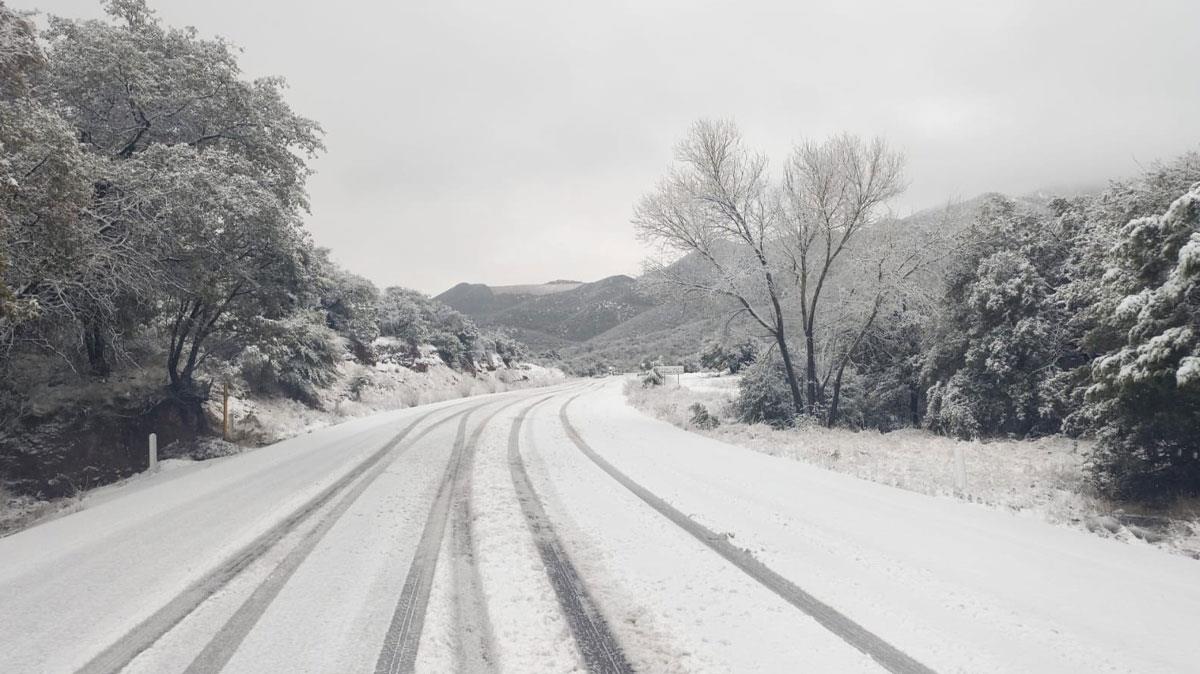 Cierran carretera Ímuris-Cananea por caída de nieve