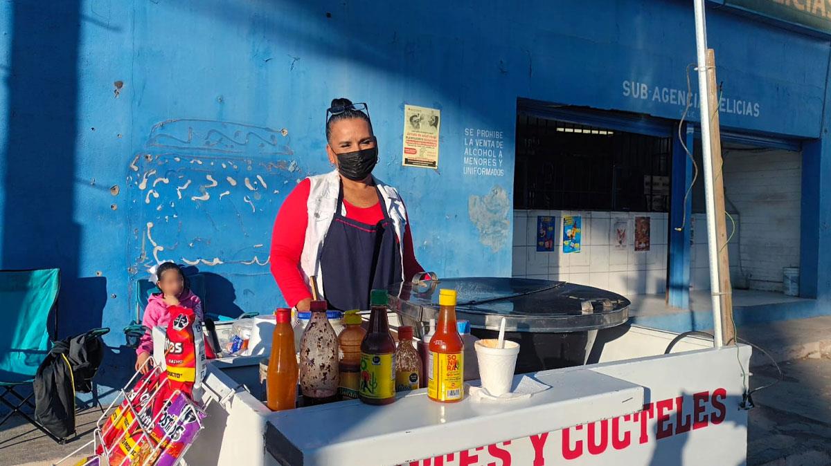 Brenda Garibay prepara cocteles de elote con amor para ayudar a su hija