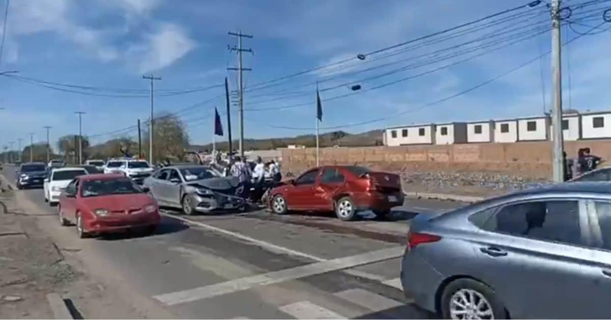 Choque entre tres vehículos deja dos lesionados en bulevar Lázaro Cárdenas