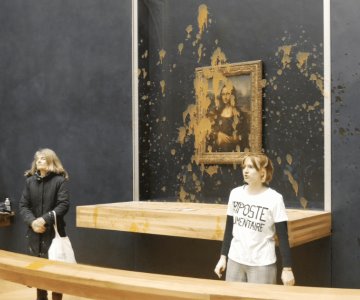 Activistas vandalizan la Mona Lisa en el museo del Louvre