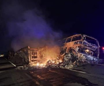 Fallecen 19 personas en aparatoso choque en carretera Culiacán–Mazatlán