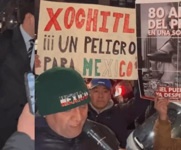 Seguidores de AMLO protestan contra Xóchitl Gálvez en Nueva York