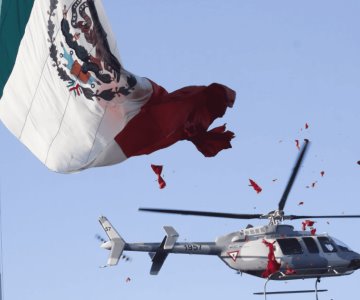 Helicóptero de Sedena corta monumental bandera por arriesgada maniobra