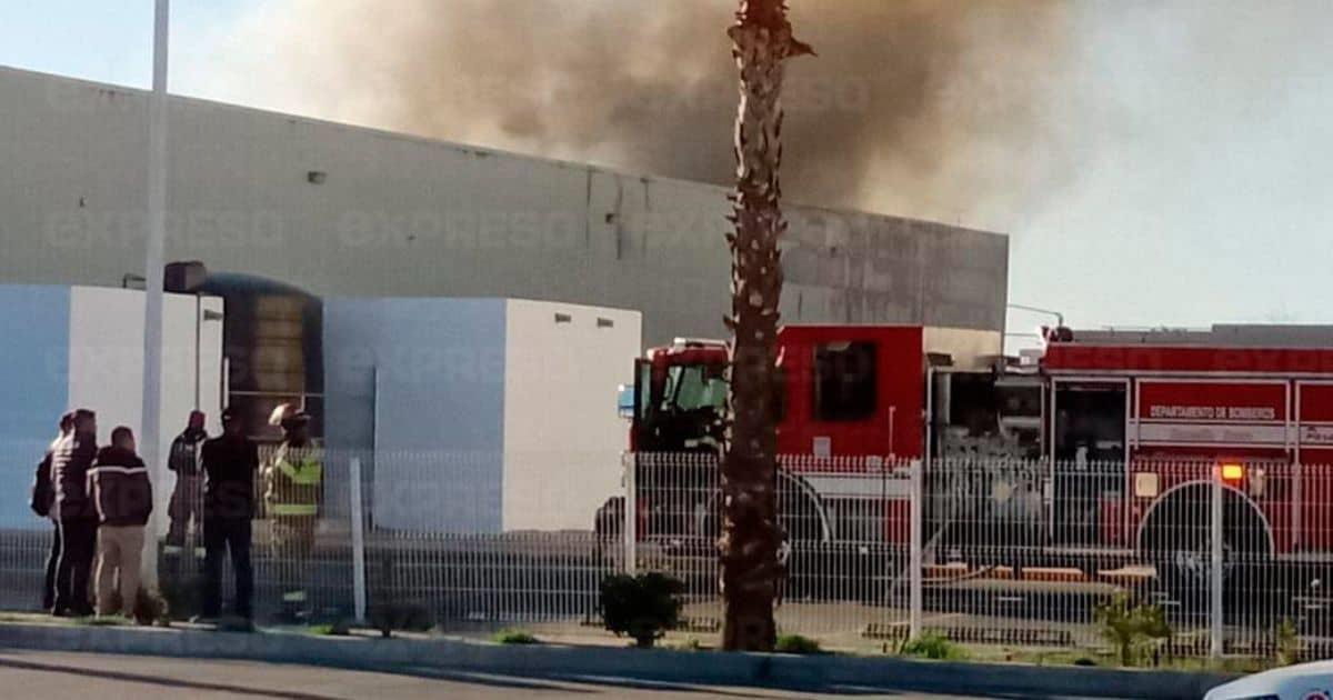 Se incendia bodega de maquiladora en carretera a Bahía de Kino