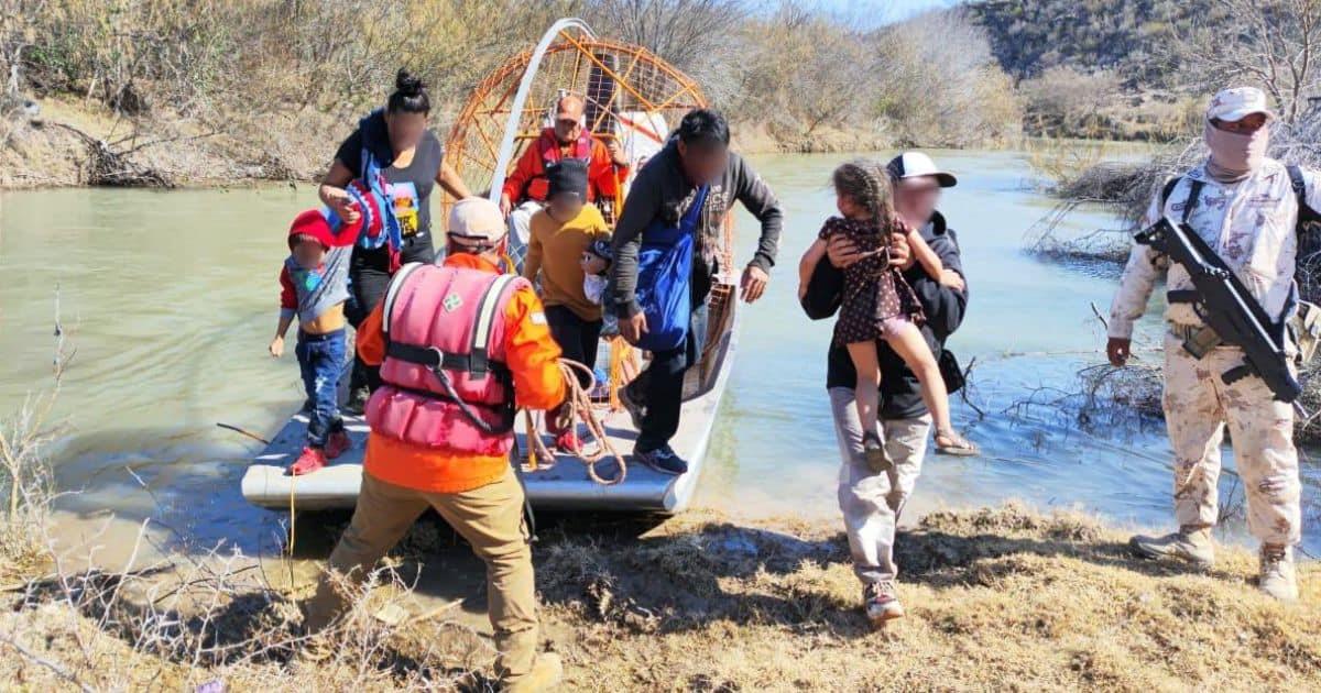 Rescatan a más de 70 migrantes en el Río Bravo; tres personas murieron