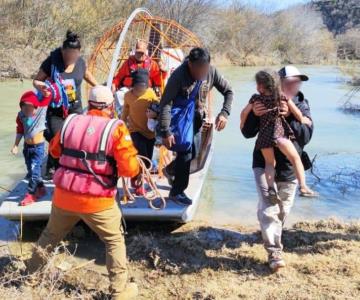 Rescatan a más de 70 migrantes en el Río Bravo; tres personas murieron