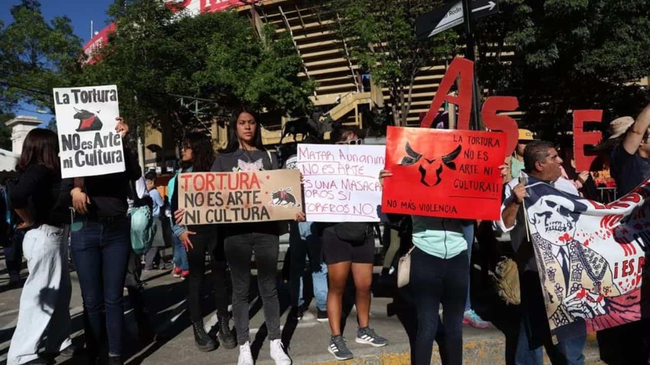 Manifestantes protestan previo a la corrida de aniversario en la Plaza México