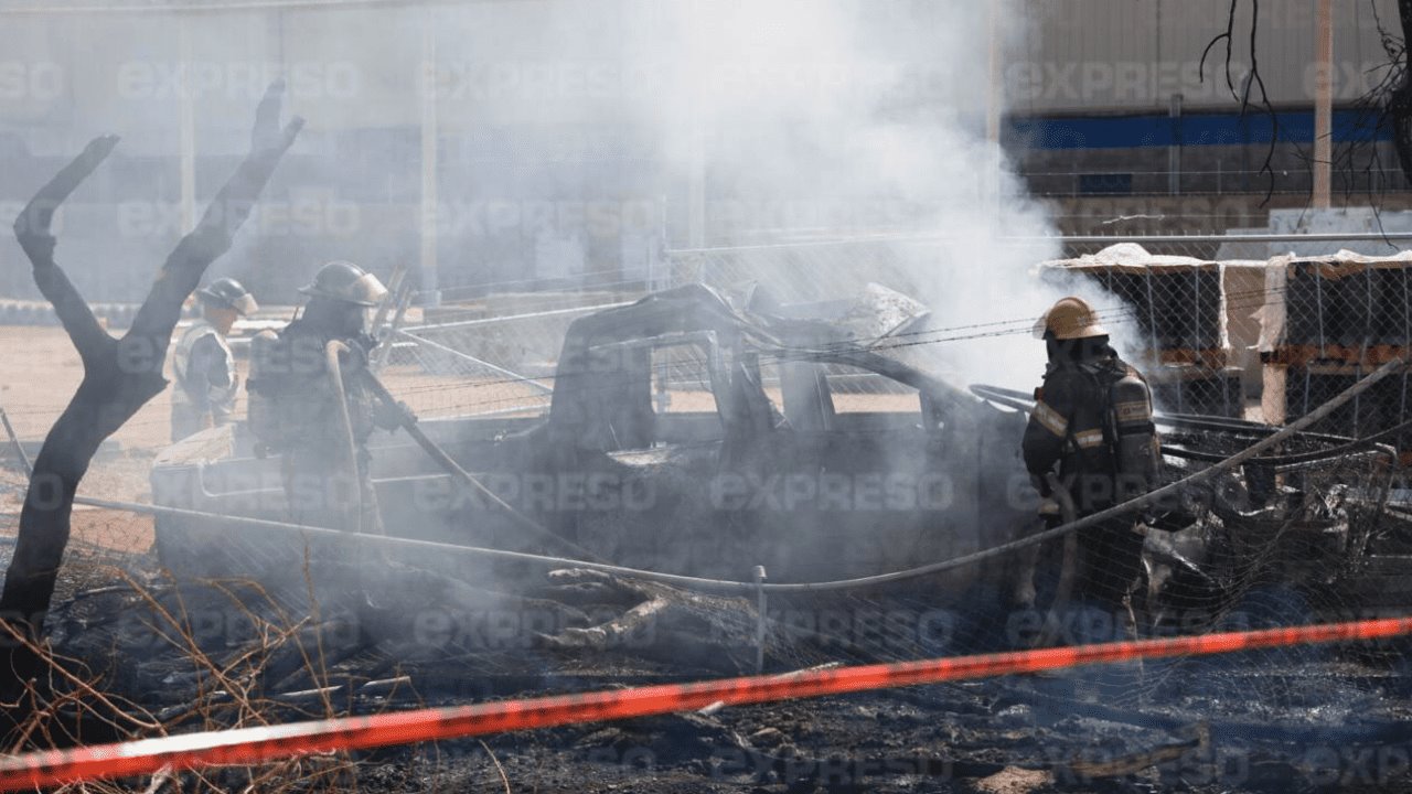 Choca y se incendia vehículo en carretera a Bahía de Kino