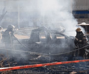 Choca y se incendia vehículo en carretera a Bahía de Kino