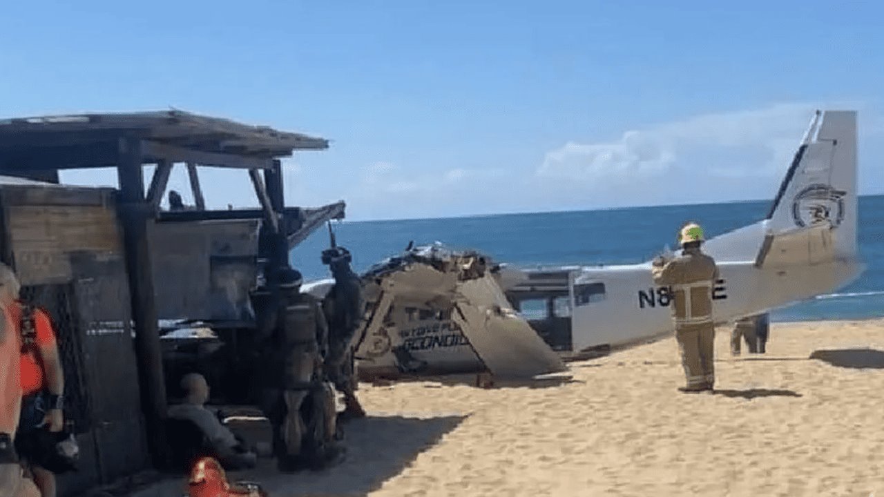 Desplome de avioneta en playa de Puerto Escondido deja al menos un muerto