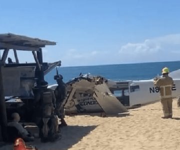 Desplome de avioneta en playa de Puerto Escondido deja al menos un muerto