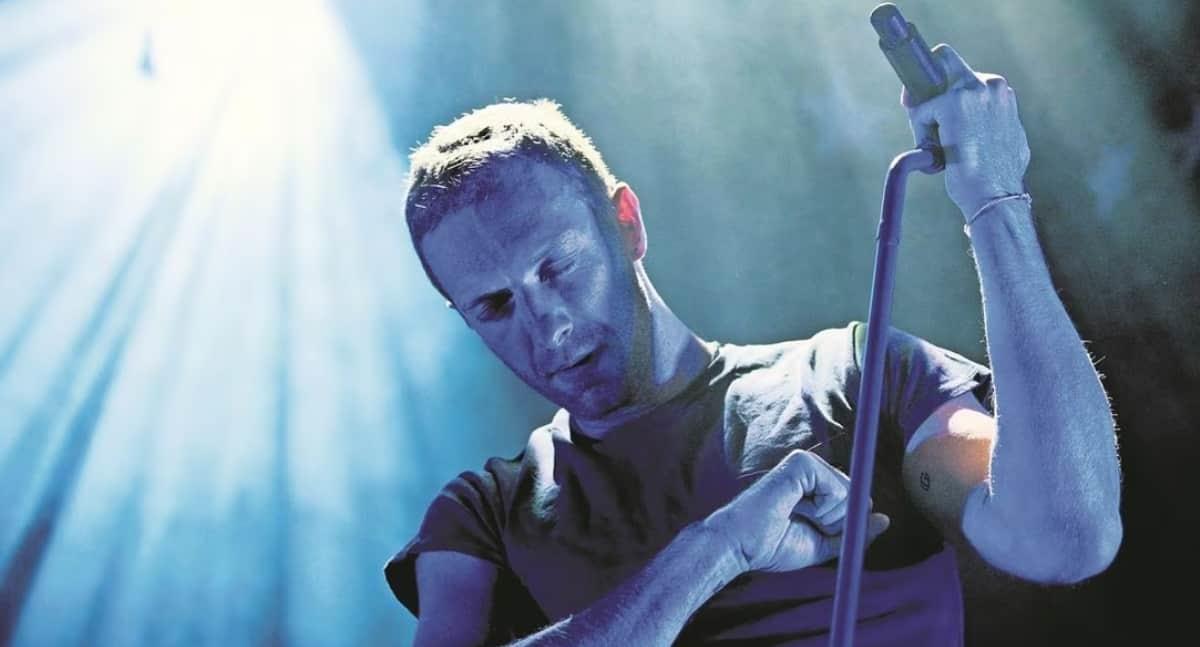 Vocalista de Coldplay visita barbería de CDMX