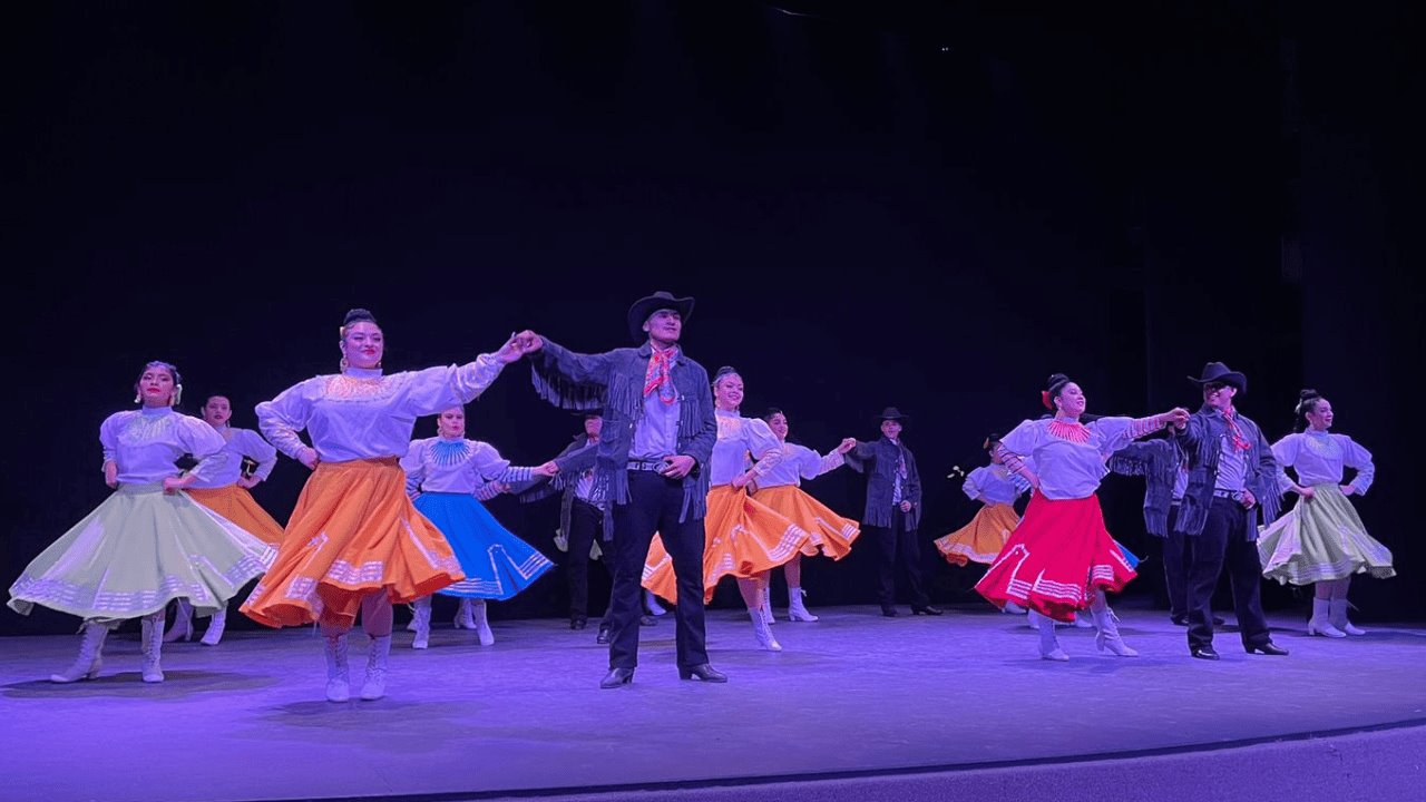 Comparten cultura en el 2do Festival de Folclor Internacional en Hermosillo