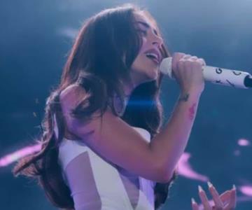 Nicki Nicole llora durante concierto tras el rompimiento con Peso Pluma