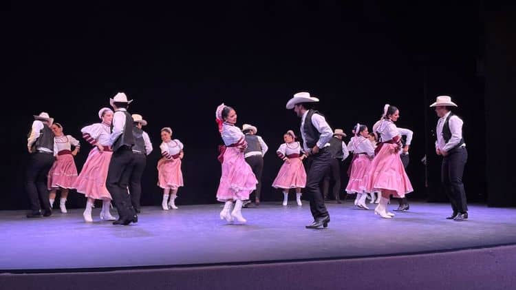 Comparten cultura en el 2do Festival de Folclor Internacional en Hermosillo