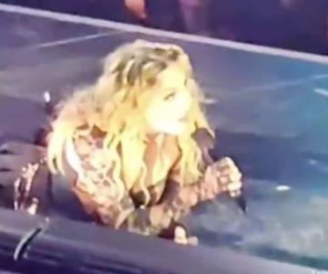 Madonna sufre caída arriba del escenario